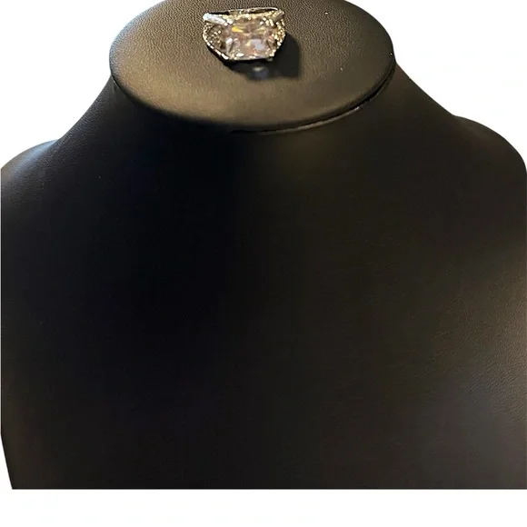 Vintage Elegant Silver Ring - Picture 3 of 5